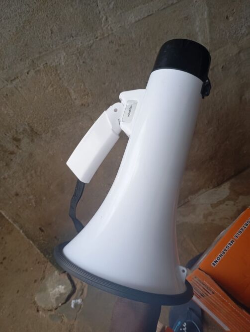 Mégaphone Rechargeable ou avec des piles 50W + Bluetooth + USB +Carte Mémoire porté 1Km – Image 1