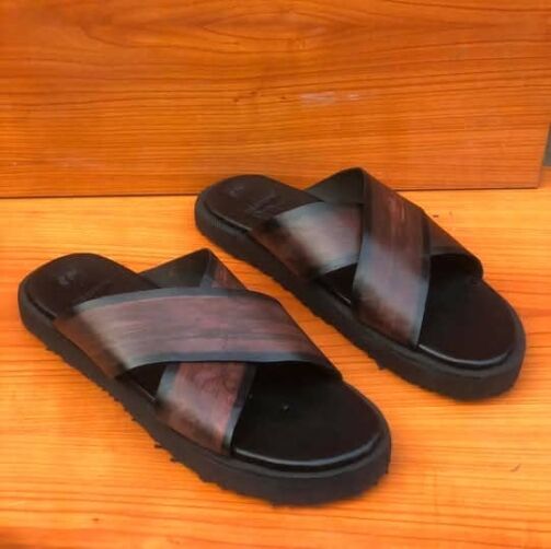 Sandales en Cuir patiné croisé - Marron Foncé/Noir – Image 1